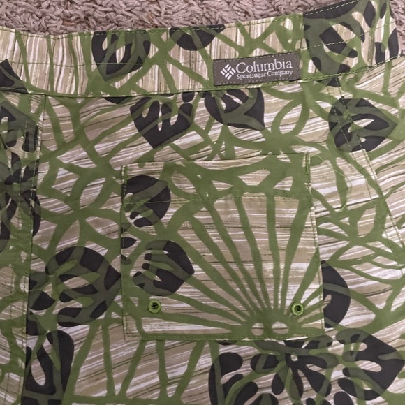 Columbia Green Cargo Shorts with Tropical Print - Picture 2 of 7